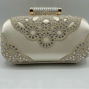 Elegant ! BADGLEY MISCHKA OFF WHITE BEDAZZLED CLUTCH PURSE